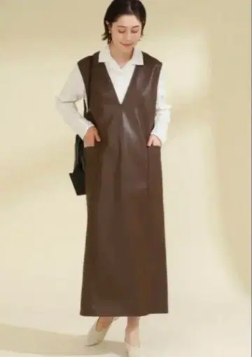 컨디션 최상 Ray BEAMS 인조 가죽 V넥 원피스