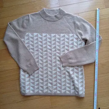 캐시미어 100% 기하학 패턴 베이지 하이넥 스웨터