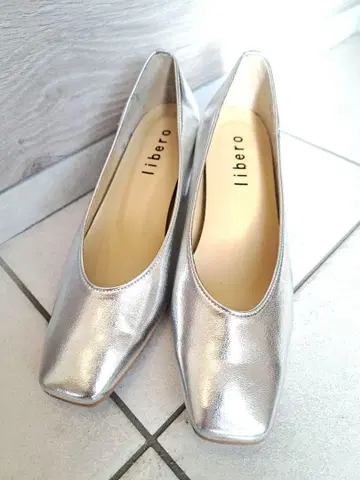 한 번 사용한 새상품급 libero 리베로 스퀘어토 펌프스 M 실버