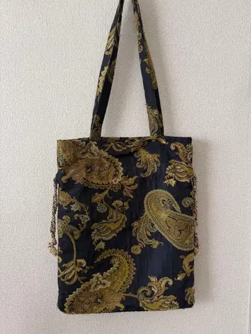 엘레강트한 블랙과 금색 토트백