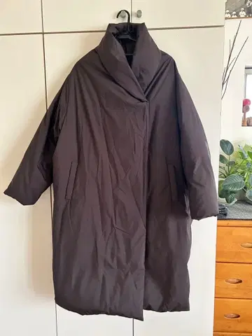 미즈이로 인드 드레이프 롱 다운 코트