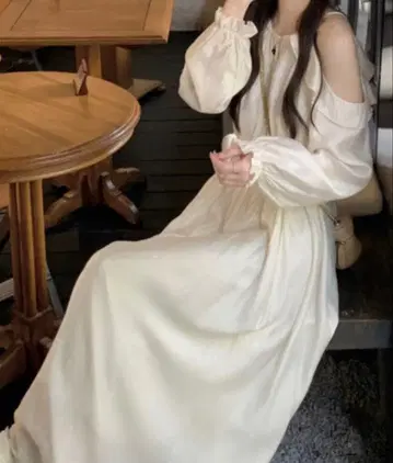 아이보리 오프숄더 긴팔 원피스