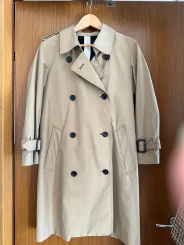 베이지 더블 브레스트 트렌치코트