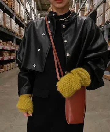 ROUND SHORT FAKE LEATHER JACKET 블랙