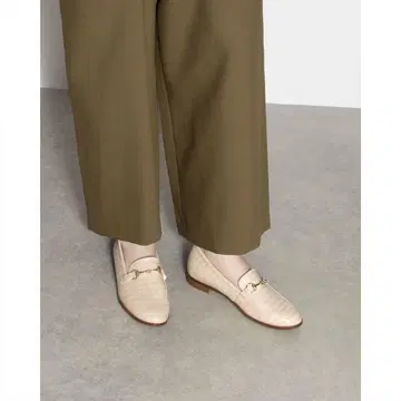 비트 로퍼 (베이지 인조 가죽 스무스)