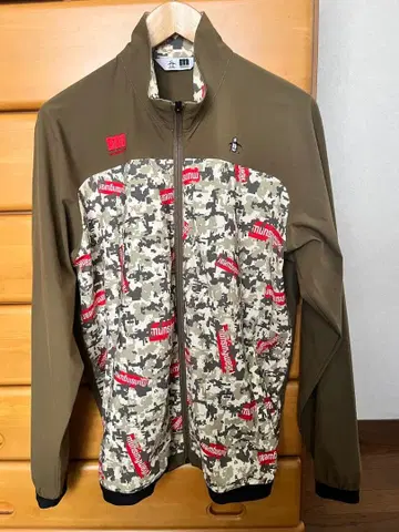 먼싱웨어 카모 패턴 자켓