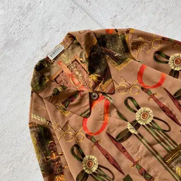 쇼와 레트로 빈티지풍 검 모티브 올 패턴 긴팔 블라우스 브라운 루즈핏