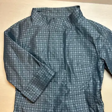 레킵 얇은 원단으로도 탄탄한 타프타 자켓 페플럼 디자인