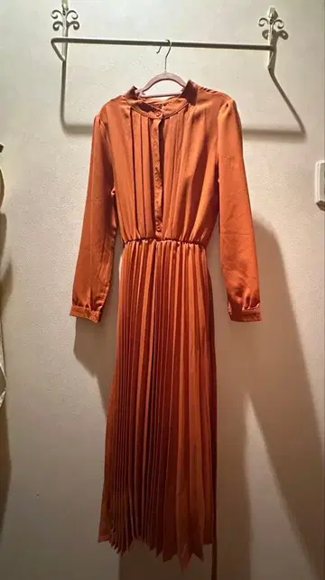 테라코타 플리츠 디자인 원피스