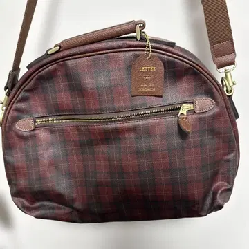 체크 무늬 숄더백