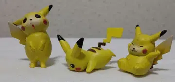 피카츄의 피규어 3개입니다.