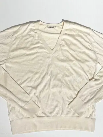 AURALEE 아이보리 V넥 니트