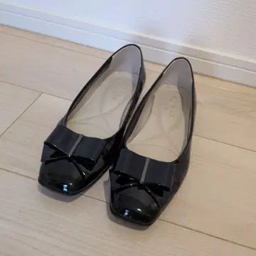 DIANA 리본 포함 블랙 플랫슈즈