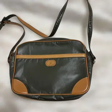 다크 그린 숄더백 합성 피혁