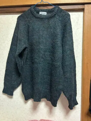 다크 그레이 크루넥 스웨터