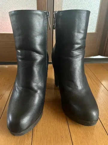 블랙 지퍼 달린 숏부츠 힐 10cm