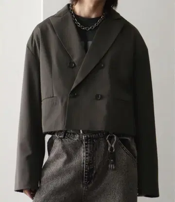숏 기장 테일러드 자켓