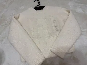 화이트 니트 스웨터 H 로고