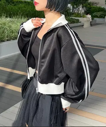 PAGEBOY 라메 라인 숏 트랙 자켓