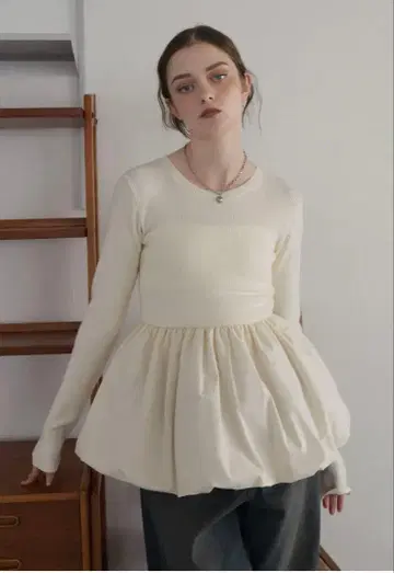 Mili 바이컬러 벌룬 페플럼 리브 니트탑