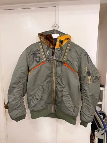 AVIREX 후드 부착 밀리터리 자켓 그레이