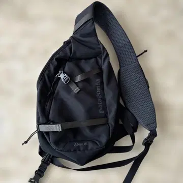 patagonia Atom BL 블랙 바디백