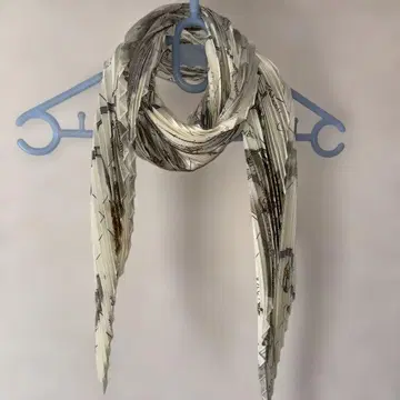 크림색과 그레이 플리츠 스카프