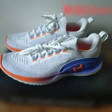 새상품 Under Armour 플로우 다이나믹 러닝화 25cm