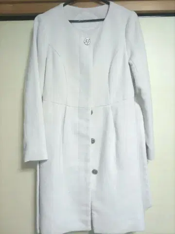 연한 핑크색 롱 코트