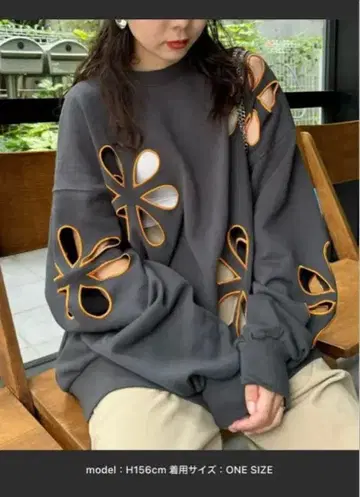 [ HELLO.SANFRANCISCO ] 플라워 컷 아웃 오버 맨투맨