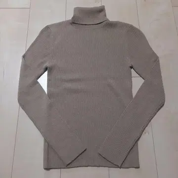 [ 새상품급 ] UNTITLED 베이지 터틀넥 니트