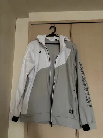 르꼬끄 스포츠 남성용 얇은 소재 후드 부착 아우터 그레이/화이트