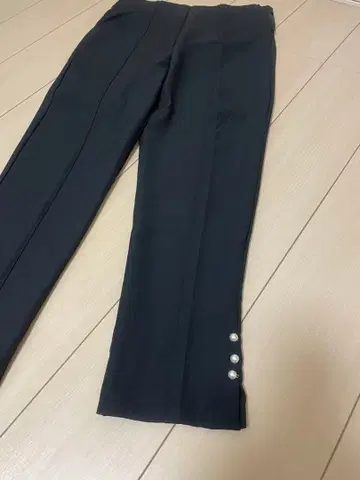 버튼 부착 슬림핏 테일러드 팬츠