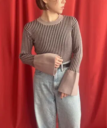 새상품 이번 시즌 렐비에 플레어 슬리브 니트탑 블랙 베이지