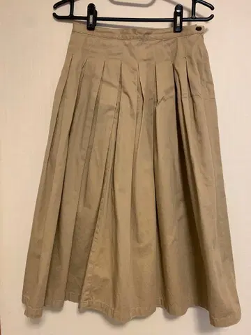 베이지 플리츠 치노 스커트 그랑마마도터