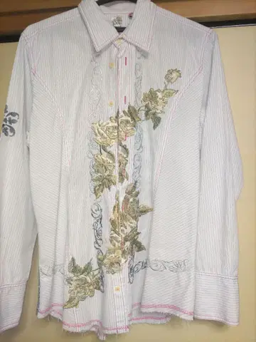 자수 들어간 화이트 스트라이프 긴팔 셔츠