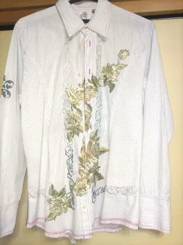 자수 들어간 화이트 스트라이프 긴팔 셔츠