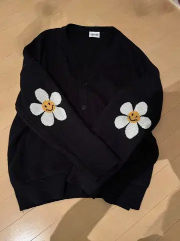 G드래곤 착용 꽃무늬 자수 블랙 가디건