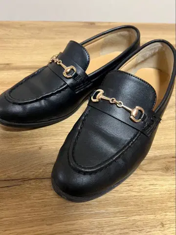 블랙 가죽 로퍼 골드 체인