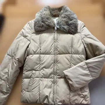 퍼 카라 부착 베이지 다운 자켓