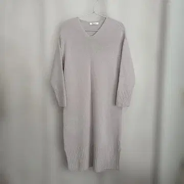 엠프리미어 라이트 그레이 라벤더 니트 원피스