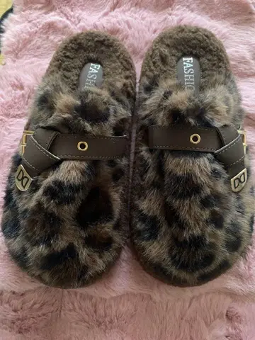 레오파드 무늬 퍼 샌들