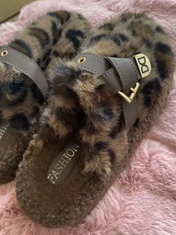 레오파드 무늬 퍼 샌들