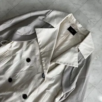 에모다 화이트 트렌치코트 벌룬 슬리브