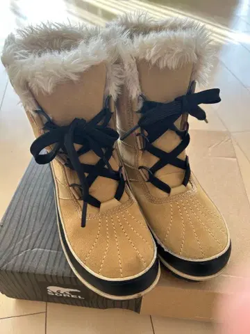 SOREL 베이지 퍼 부츠