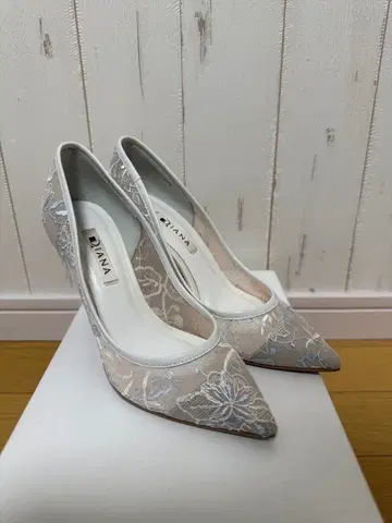 Diana 꽃무늬 자수 스틸레토 하이힐