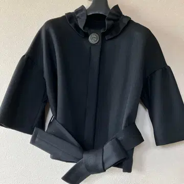 프릴 옷깃의 블랙 숏코트