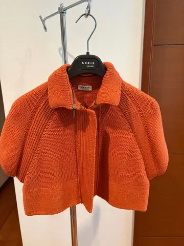아크릴 오렌지 숏 기장 니트 가디건