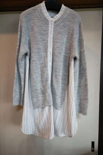 센소유니코 tb 그레이 리브 편직 긴팔 가디건과 스트라이프 셔츠 콤비