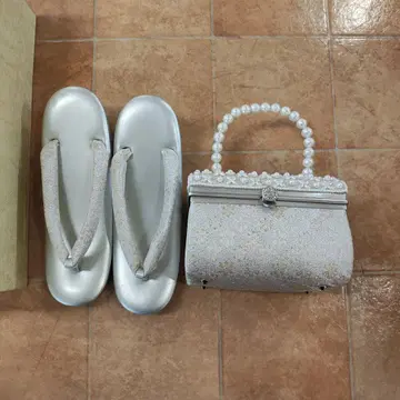 실버 펄 장식 핸드백과 일본 나막신 세트